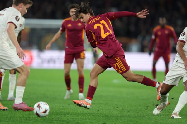 La Roma fa il pieno di Joya. Dybala ancora al centro