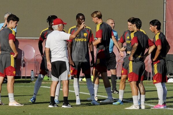 Roma, tra le rivali 12 giocano a quattro: sempre più 3-4-1-2