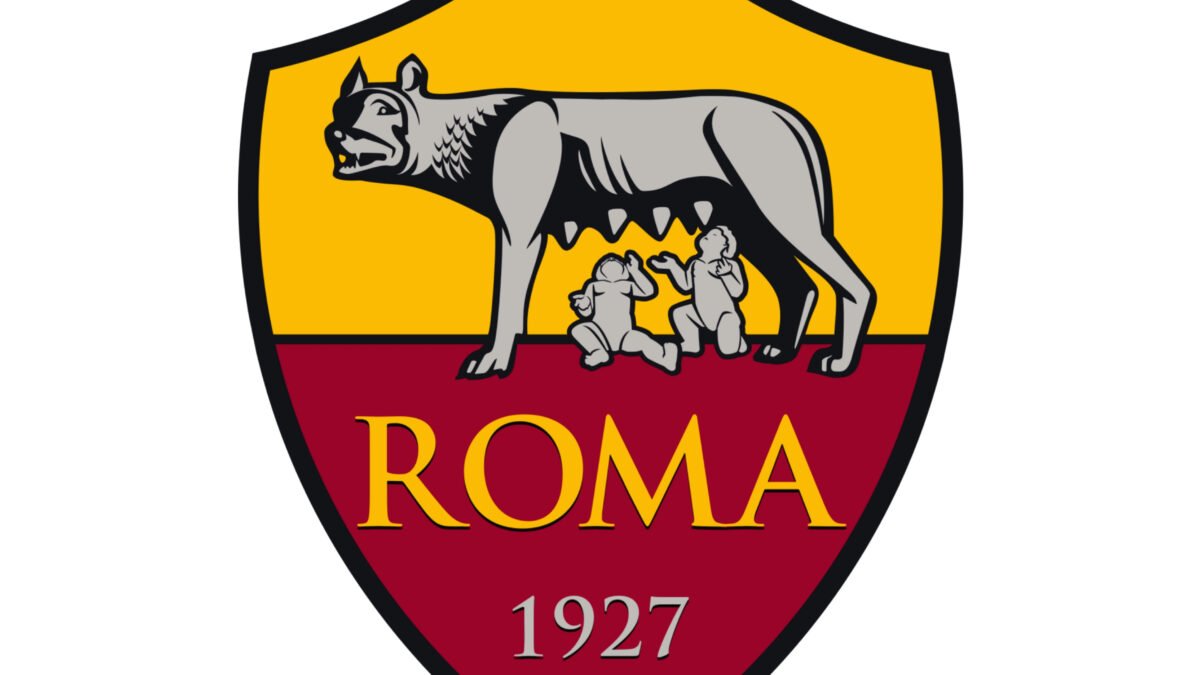 Roma, svelata la seconda maglia: torna il logo storico degli anni ’40
