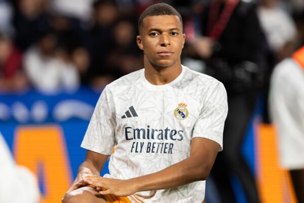 Infortunio al ginocchio per Mbappé. Roma in dubbio