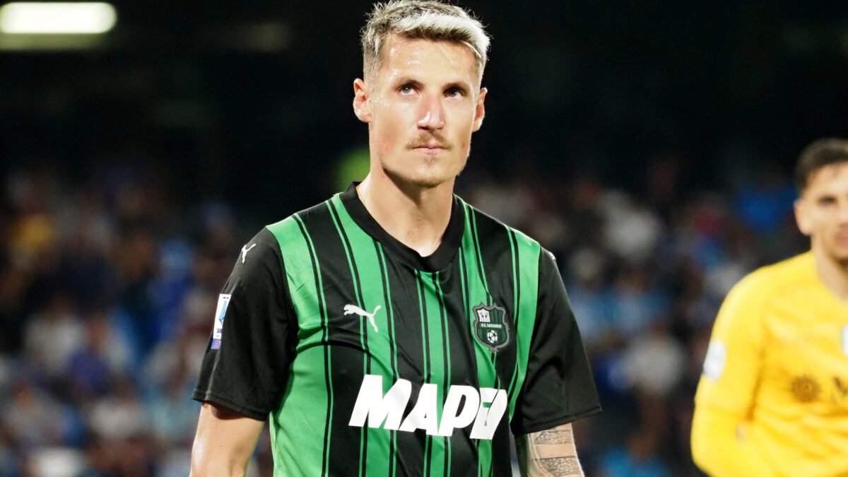Lazio, Pinamonti si presenta e lancia subito la sfida alla Roma: “Non vedo l’ora del derby”