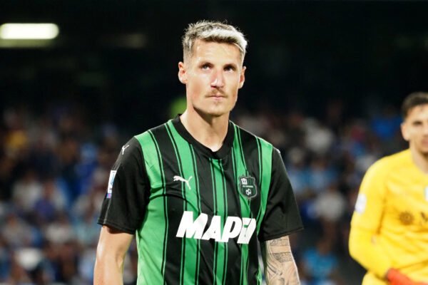 Lazio, Pinamonti si presenta e lancia subito la sfida alla Roma: “Non vedo l’ora del derby”