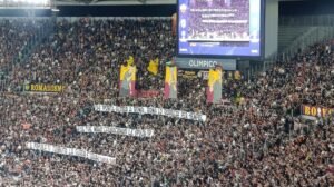 Tifoso del Real Madrid stupito dall’atmosfera dell’Olimpico durante l’inno della Roma