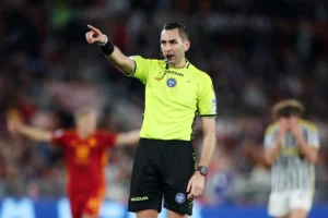 Andrea Colombo, arbitro designato per Napoli-Roma, durante una partita di Serie A